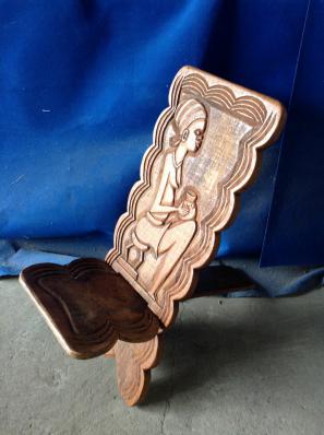 アフリカの彫刻の椅子(女)